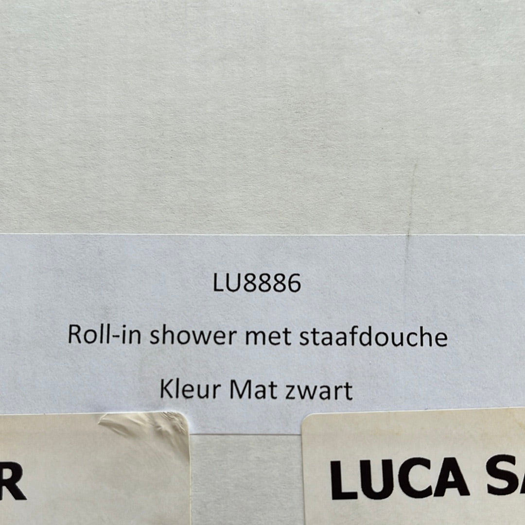 Luca Roll in shower